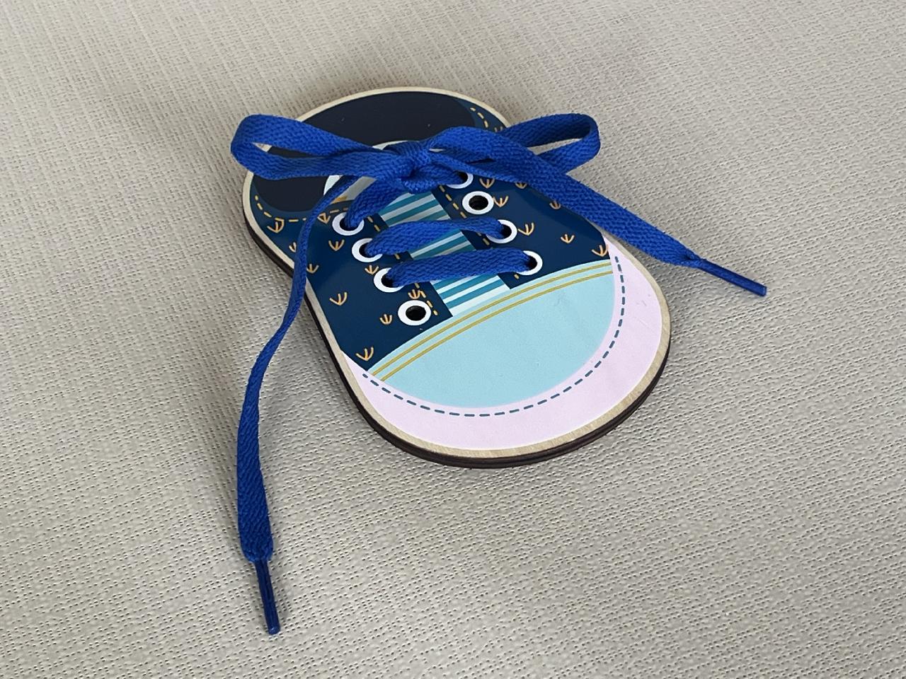 Dřevěná bota modrá - vázání tkaniček